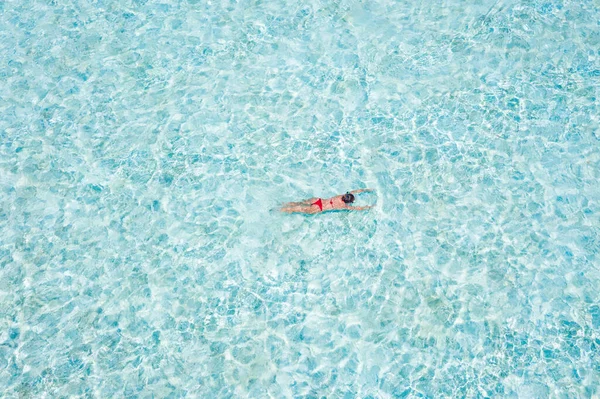 Topo acima alto ângulo aéreo drone vista de puro limpo oceano claro piscina de água piscina plage menina mergulho procurando peixe recife de coral luxuoso hotel destino fronteiras abertas turismo egypt peru — Fotografia de Stock