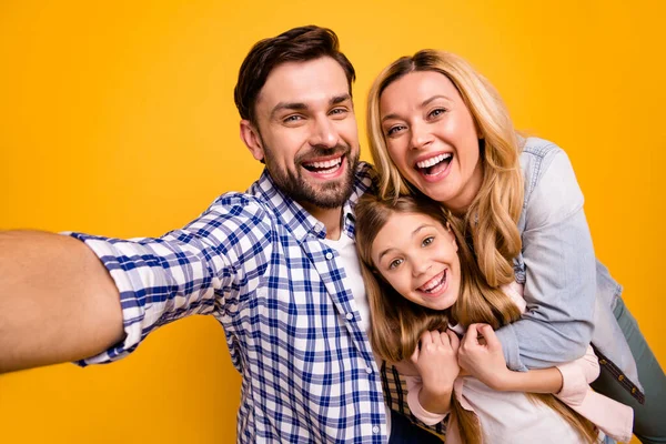 Closeup foto da mãe senhora bonito pai pequena filha passar quarentena juntos tomando selfies se divertindo blogueiros abraçando rir usar camisas casuais isolado cor amarela fundo — Fotografia de Stock