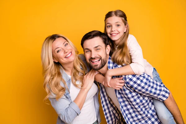 Foto moglie bella madre signora marito papà ragazzo coppia portare poco scuola ragazza figlia a cavalluccio felice insieme giocare weekend indossare abiti casual isolato giallo colore sfondo — Foto Stock