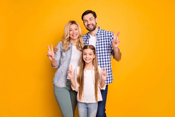 Foto Frau schöne Mutter Dame schöner Mann Vater Kerl paar kleine Schulmädchen Tochter glücklich zusammen zeigt V-Zeichen Symbole tragen lässige Kleidung isoliert gelben Farbhintergrund — Stockfoto