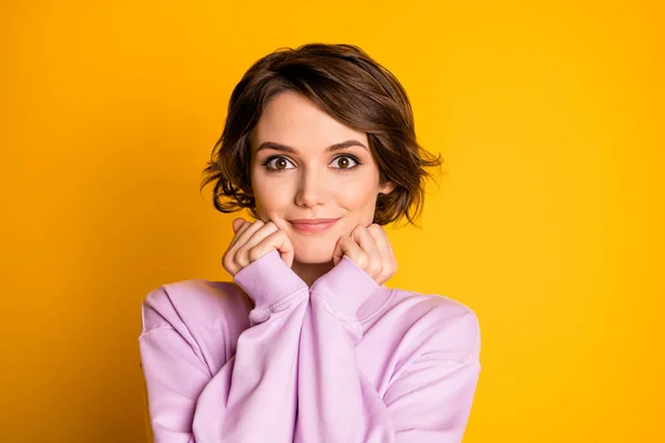 Portret ładnej dziewczyny dotykając twarzy pięściami cieszyć się przyjemność nosić pastelowy pullover izolowane na jasnym tle koloru — Zdjęcie stockowe