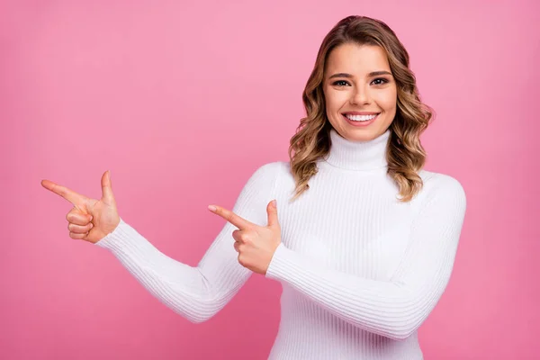 Close-up ritratto di lei lei bella attraente bella affascinante bel contenuto allegro allegro ragazza dai capelli ondulati mostrando annuncio annuncio spazio copia nuova idea isolata su sfondo rosa pastello colore — Foto Stock