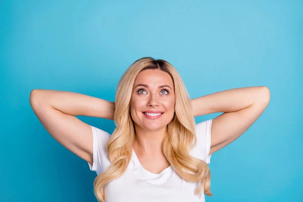 Oben über dem Hochwinkel Ansicht Foto von netten netten entzückenden ehrliche Frau liegen genießen Ruhe entspannen Blick Kopierraum tragen lässigen Stil Outfit isoliert über blauen Farbhintergrund — Stockfoto