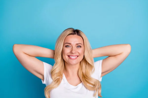 Oben über dem Hochwinkel Ansicht Foto des Inhalts ziemlich schöne Frau liegen Ruhe genießen entspannen tragen gut aussehende Kleidung isoliert über blauen Farbhintergrund — Stockfoto