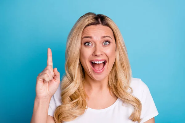 Retrato de surpreendido positivo alegre mulher acho que decidir escolher ideia maravilhosa impressionado grito wow omg levantar o dedo usar bom look roupa isolado azul cor fundo — Fotografia de Stock