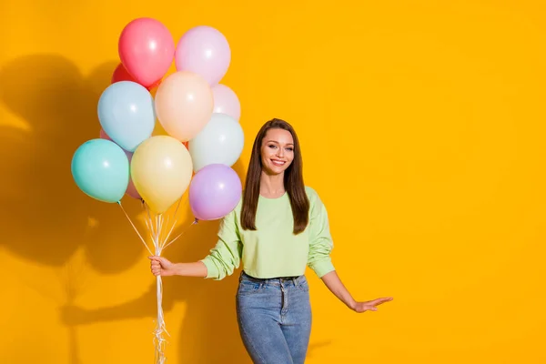 Πορτρέτο της γοητευτικής ωραίο κορίτσι καλή εμφάνιση απολαύσετε εορταστική επέτειο ευκαιρία κρατήσει πολλά μπαλόνια απομονώνονται πάνω λάμψη φόντο χρώμα — Φωτογραφία Αρχείου