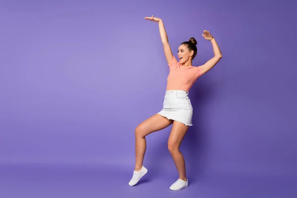 Foto lateral de perfil de tamanho completo da menina jovem levantar as mãos imagine que ela dança no chão discoteca gritar usar roupas de boa aparência calçados isolados sobre fundo de cor roxa — Fotografia de Stock