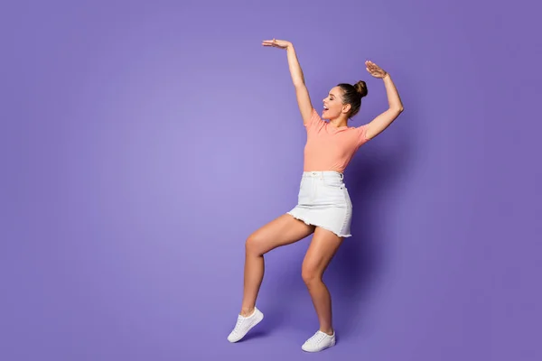 Longitud completa tamaño del cuerpo vista de ella ella agradable atractivo encantador alegre chica bailando divertirse chill out engañar aislado en brillante brillo vivo vibrante lila violeta color púrpura fondo — Foto de Stock