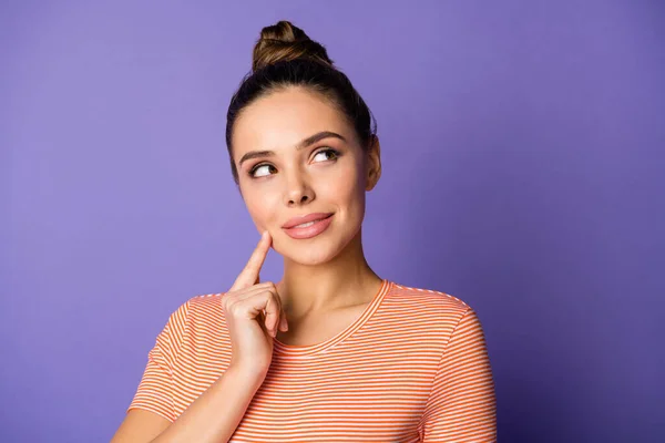 Close up foto de mente positiva menina toque mão queixo olhar copyspace pensar pensamentos imaginar verão fim de semana tempo livre relaxar desgaste casual estilo roupas isoladas sobre cor violeta fundo — Fotografia de Stock