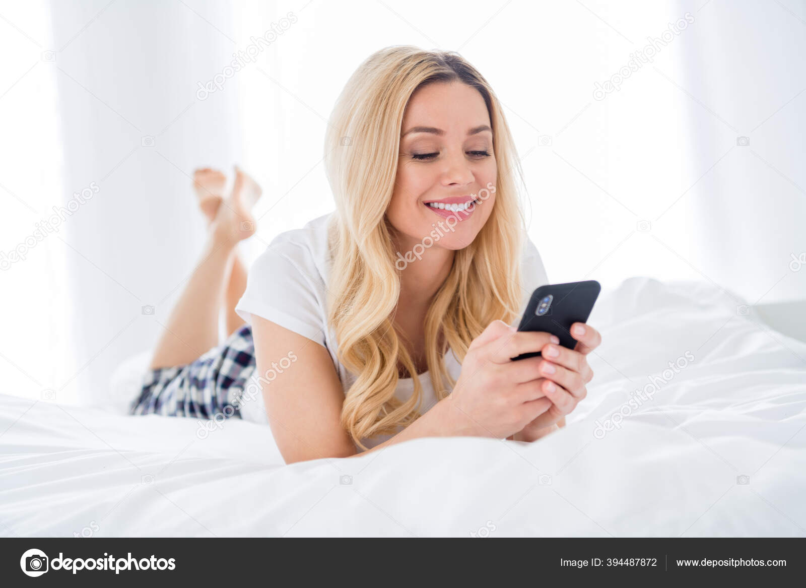 Closeup Portrait Of A Young Beautiful Woman. Wake Up In The Morning And  Read The News Online. Chat On The Phone. Chat With Friends Online Stock  Photo, Picture and Royalty Free Image.
