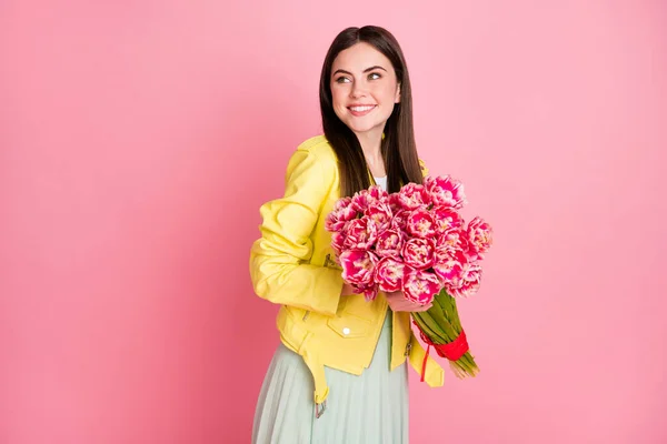 Porträtt av henne hon snygg attraktiv charmig glad glad glad glad flicka håller i händerna blommor gåva från make isolerad på ljusa levande glans levande gul färg bakgrund — Stockfoto