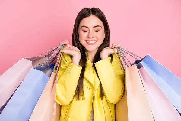 Güzel içerikli kızın portresi alışveriş merkezinde eğlen, paketler al, bol bol giyin pastel renkli arka planda izole edilmiş güzel kıyafetler giy. — Stok fotoğraf