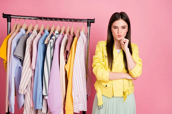 Foto de senhora bonita mente visitar showroom coleção de moda popular escolher roupas para experimentar a tendência do desgaste amarelo jaqueta saia isolado pastel cor-de-rosa fundo — Fotografia de Stock