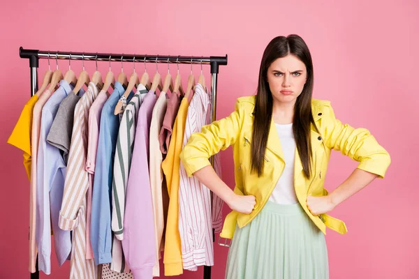 Fotografie bláznivý obchod asistent dáma showroom zbraně po stranách smutný naštvaný neslušný klient nosit trend žlutá kožená bunda sukně izolované pastel růžová barva pozadí — Stock fotografie