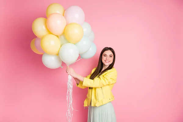 Retrato de ella ella atractiva atractiva bonita alegre alegre alegre chica sosteniendo en las manos bolas de aire celebrando fest aislado sobre brillante brillo vivo vibrante color amarillo fondo — Foto de Stock