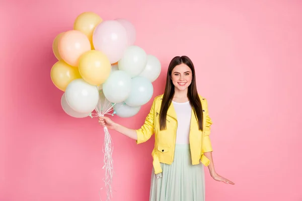 Foto av rolig charmig dam lång perfekt frisyr hålla många luft ballonger festliga händelse födelsedag fest bära trend gult läder jacka grön kjol isolerad pastell rosa färg bakgrund — Stockfoto