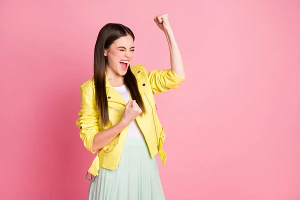 Πορτρέτο της αυτή ωραία εμφάνιση ελκυστική όμορφη χαρούμενη χαρούμενο χαρούμενο κορίτσι που διασκεδάζει χαρά καλύτερη επαναστατική επιχείρηση απομονωμένη πάνω από ροζ παστέλ χρώμα φόντο — Φωτογραφία Αρχείου