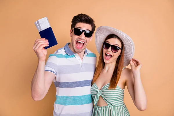 Fotografie hezké dámy hezký chlap vzrušený funky pár karanténa dokončil plánování výlet dovolená turisté nosit ležérní letní oblečení slunce brýle klobouk izolované béžové barvy pozadí — Stock fotografie
