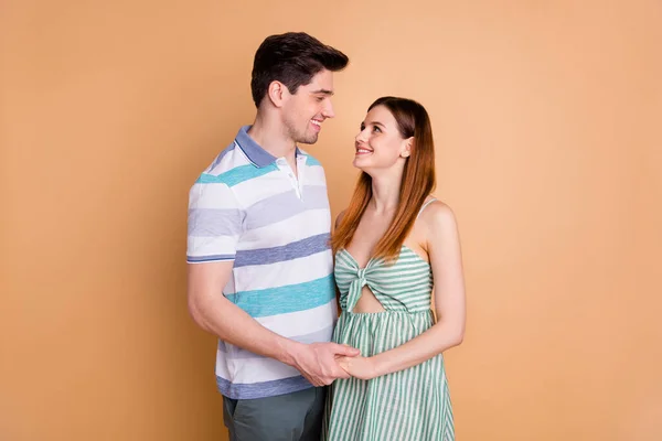 Retrato de sua ele ela agradável atraente encantador encantador afetuoso cuidado bonito concurso suave sonhador alegre casal de mãos dadas isoladas sobre fundo cor pastel bege — Fotografia de Stock