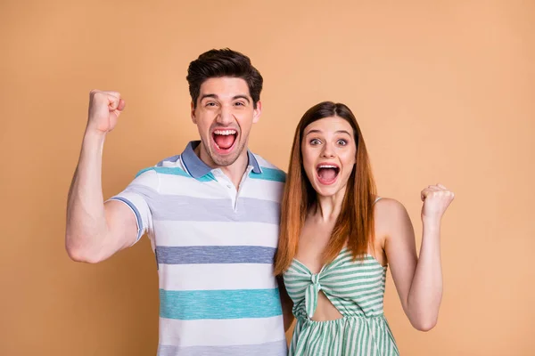 Retrato de su ella ella agradable atractiva encantadora loca alegre alegre alegre alegre alegre pareja de la suerte regocijando grandes noticias logro fresco aislado sobre fondo de color pastel beige —  Fotos de Stock