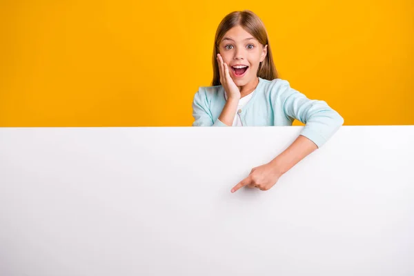 Foto de bela chocado pequena senhora dirigindo o dedo para baixo grande espaço vazio branco cartaz banner vendas bom humor desgaste casual roupa isolada cor amarela brilhante fundo — Fotografia de Stock