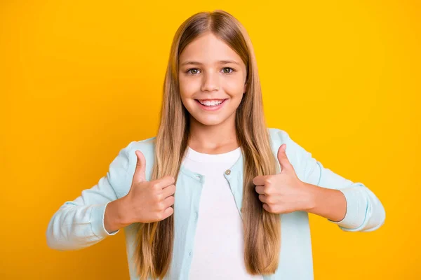 Güzel küçük sarışın bayan modelin fotoğrafı iki kolunu kaldır baş parmağını kaldır iyi satışı tavsiye eden ürünleri seç sıradan mavi gömlek giy izole edilmiş sarı renkli arka plan — Stok fotoğraf
