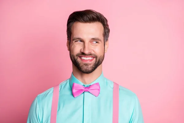 Foto de chico guapo tendencia ropa mirada lado vacío espacio saber malvado secreto sonrisa toothy astuto chatterbox persona usar camisa tirantes lazo aislado pastel rosa color fondo — Foto de Stock