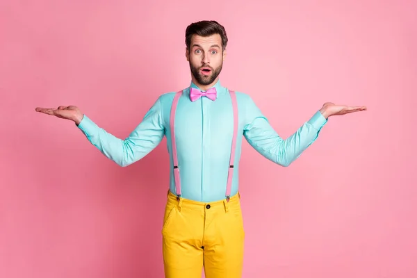 Retrato de su atractivo atractivo asombrado elegante morena chico sosteniendo en dos palmeras espacio de copia anuncio opciones de elección de anuncios aislados sobre fondo de color pastel rosa —  Fotos de Stock