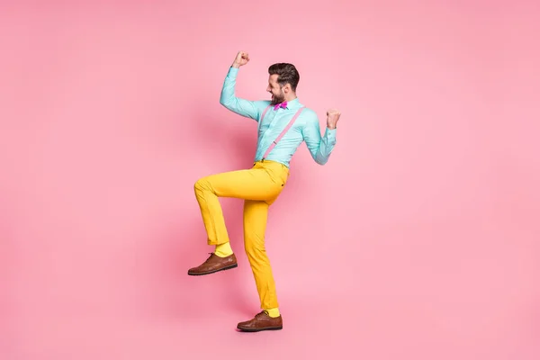 Полноразмерный вид его симпатичного привлекательного веселого бородатого парня, радующегося танцам, веселящегося на розовом фоне. — стоковое фото