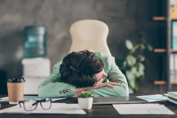 Foto av trött flicka sekreterare marknadsförare ceo har upptagen arbete liggande skrivbordssömn på arbetsplatsen — Stockfoto