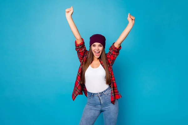 Photo of pretty stylish crazy overjoyed lady students party szórakozás ujjongás emelés karok győztes verseny viselni alkalmi kalap kockás ing farmer elszigetelt kék háttér — Stock Fotó