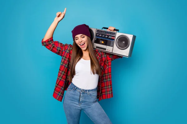 Retrato de ella ella agradable atractivo bastante encantador funky alegre alegre chica llevando boombox baile divertirse aislado en brillante brillo vivo vibrante color azul fondo — Foto de Stock