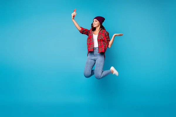 In voller Länge Körpergröße Ansicht ihrer sie schön attraktiv hübsch fröhlich fröhlich Mädchen springen macht Selfie isoliert über hellen lebendigen Glanz lebendigen blauen Farbhintergrund — Stockfoto