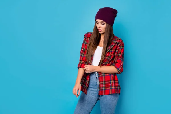 Retrato dela ela bonito atraente encantador encantador menina de cabelos compridos vestindo camisa marcada ajustando manga isolada sobre brilhante brilho vívido cor azul vibrante fundo — Fotografia de Stock