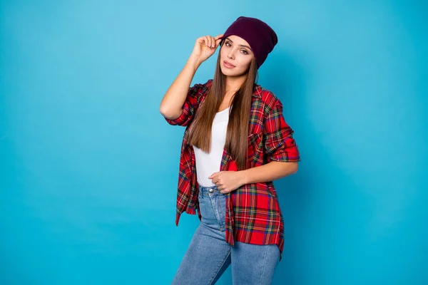 Bild av cool elegant gott humör dam glad varm vår väder gata kläder ser hålla touch violett hatt flörtig ögon bära casual rutig skjorta jeans isolerad blå färg bakgrund — Stockfoto