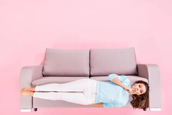 Bovenaanzicht boven hoge hoek plat lay plat liggen concept van haar ze mooi aantrekkelijk mooi mooi schattig meisje liggend op divan tonen shh teken bedtijd regime geïsoleerd over roze pastel kleur achtergrond — Stockfoto