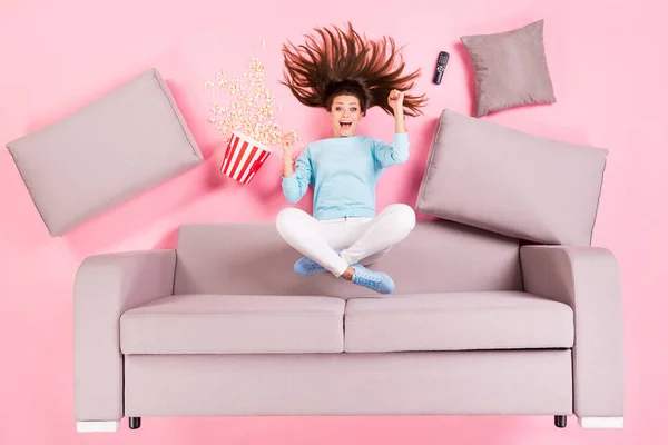 Ovanifrån ovan hög vinkel platt låg flatlay lögn begreppet henne hon trevlig attraktiv glad glad glad flicka sitter på divan ser sport videoserie har kul isolerad rosa pastell färg bakgrund — Stockfoto