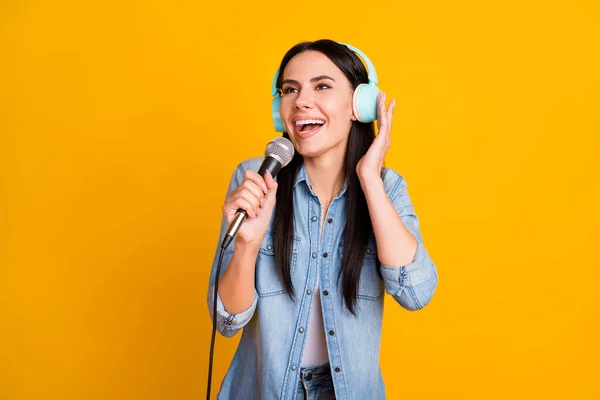 Nahaufnahme Porträt von ihr sie schön attraktiv hübsch schön fröhlich fröhlich Mädchen singen andere Melodie einzigen Rock Spaß isoliert auf hellem lebendigen Glanz lebendigen gelben Farbhintergrund — Stockfoto