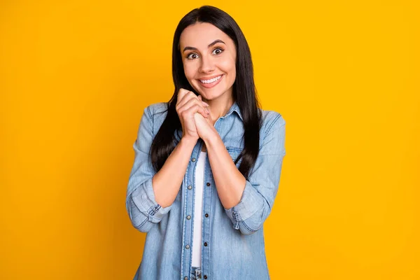 Close-up ritratto di bello attraente bella carina divertente affascinante felice allegra allegra ragazza godendo di buone notizie vincere fortuna isolato su luminoso vivido brillare vibrante colore giallo sfondo — Foto Stock