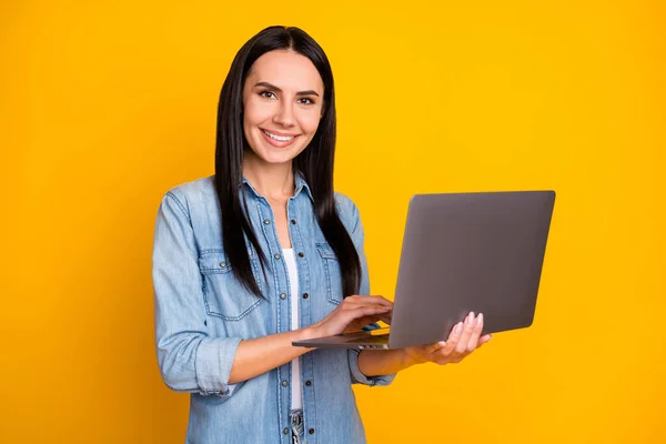 Porträtt av positiva glada smart flicka arbete laptop hemifrån har karantän bära bra utseende outfit isolerad över glans färg bakgrund — Stockfoto