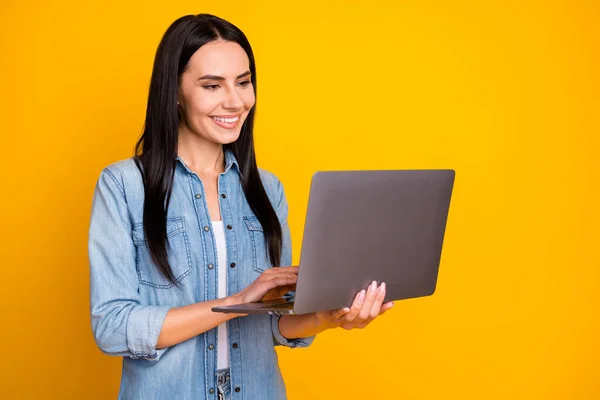 Portret pozytywnej smart girl manager trzymać laptop pracy z domu mają komunikacji online z szefem nosić dobrze wyglądające ubrania odizolowane na jasnym tle koloru — Zdjęcie stockowe