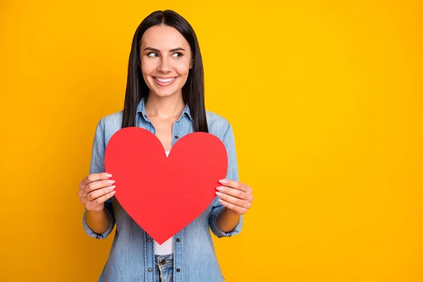 Retrato dela ela agradável atraente linda muito amável namorada alegre cuidado segurando em mãos grande papel grande coração cupido data isolado no brilho vívido brilhante vibrante cor amarela fundo — Fotografia de Stock