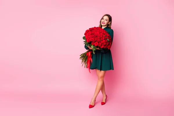 Full length photo of attractive charming lady model hold large εκατό τριαντάφυλλα τσαμπί φίλος κομπλιμέντο φορούν πράσινο φόρεμα ψηλά τακούνια απομονωμένο παστέλ ροζ χρώμα φόντο — Φωτογραφία Αρχείου