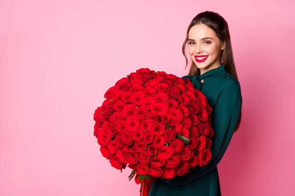 Foto de atractivos encantadores labios rojos dama de lujo sostienen grandes rosas ramo novio cumpleaños cumplido desgaste vestido verde aislado pastel rosa color fondo — Foto de Stock