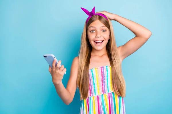 Sosyal medya bilgilendirme takipçilerini etkileyen pozitif şaşkın çocuk portresi yorumcular modaya uygun elbise eteği giyiyorlar izole edilmiş mavi arka plan — Stok fotoğraf