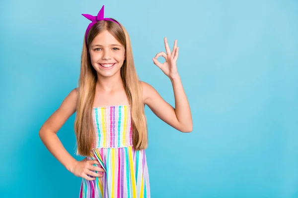 ポジティブな明るい子供の女の子の肖像画は、優れた完璧な広告をお楽しみくださいショー大丈夫なサインをお勧めします決定プロモーションは青の色の背景に隔離明るい服を着用 — ストック写真