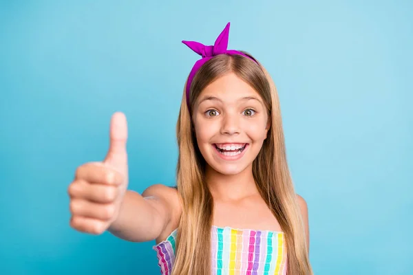 Retrato de positivo alegre animado menina desfrutar de excelentes anúncios de vendas mostrar polegar para cima sinal de desgaste saia brilhante isolado sobre fundo de cor azul — Fotografia de Stock