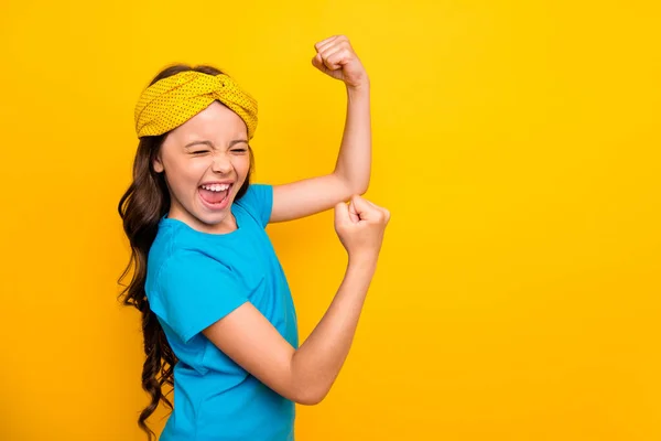 Perfil da foto lateral do garoto menina alegre positiva desfrutar alegrar comemorar corona vírus epidemia vitória levantar punhos gritar sim usar roupas elegantes moda isolado fundo de cor brilhante — Fotografia de Stock