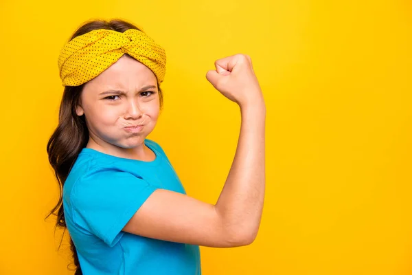 Profiel zijkant foto van gefrustreerd kind meisje tonen spieren grimas willen sterk voelen zwak geen motivatie dragen trendy kleding geïsoleerd over heldere glans kleur achtergrond — Stockfoto