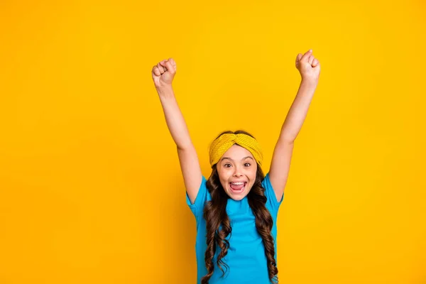 Retrato de extático menina positiva miúdo desfrutar regozijar-se loteria sorte ganhar levantar punhos gritar sim usar roupas da moda isolado sobre brilho cor fundo — Fotografia de Stock